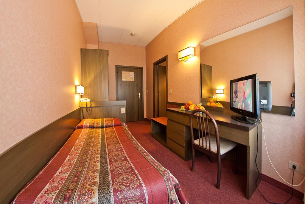 Hotel Cles Luaran gambar