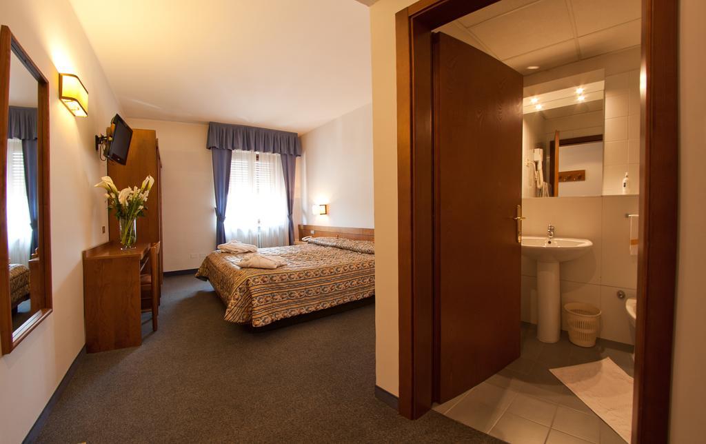 Hotel Cles Bilik gambar